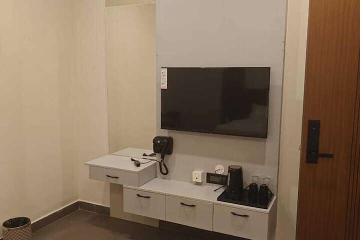 Room 5 of 17