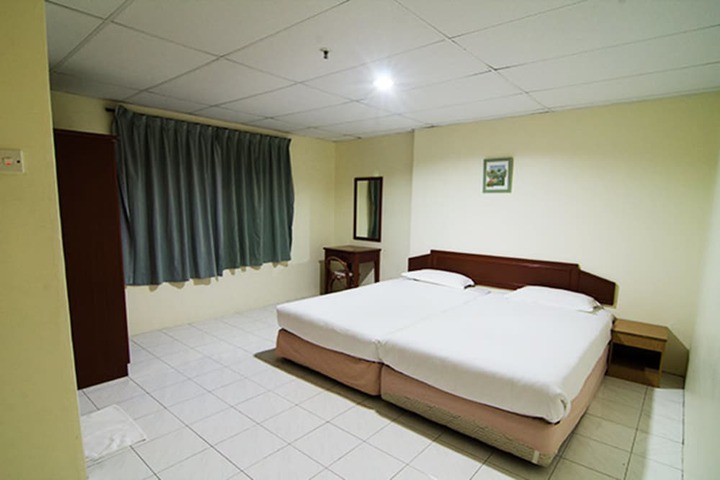 Room 13 of 93