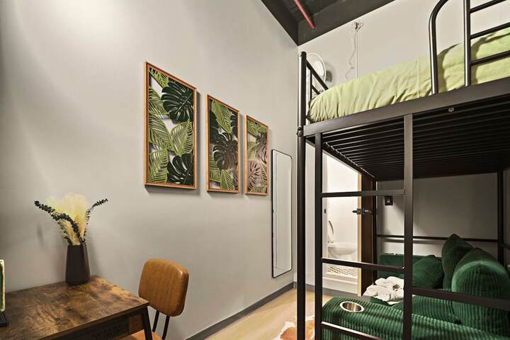 Room 21 of 35