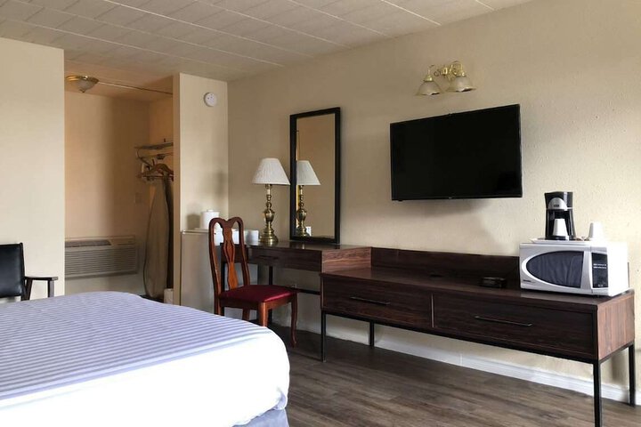 Room 5 of 8