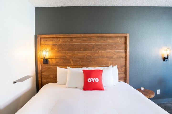 1 King Bed (4 of 16)