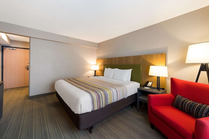1 King Bed (10 of 19)