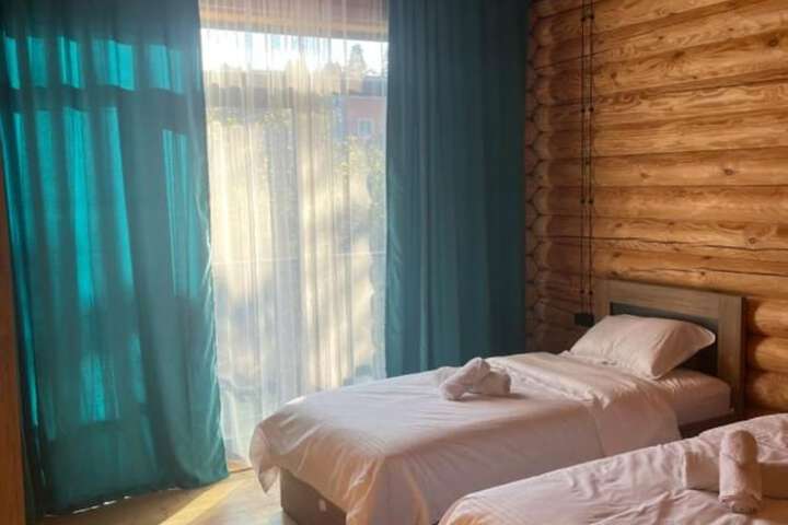 Room 7 of 18