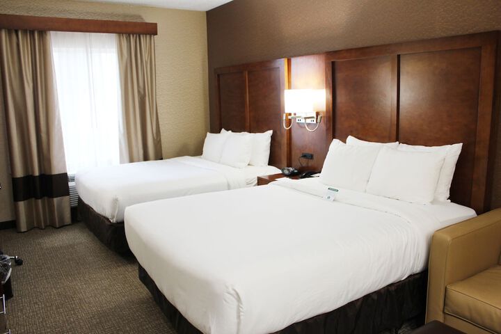 2 Queen Beds (18 of 20)