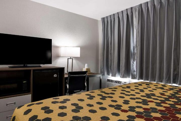 1 King Bed (9 of 10)