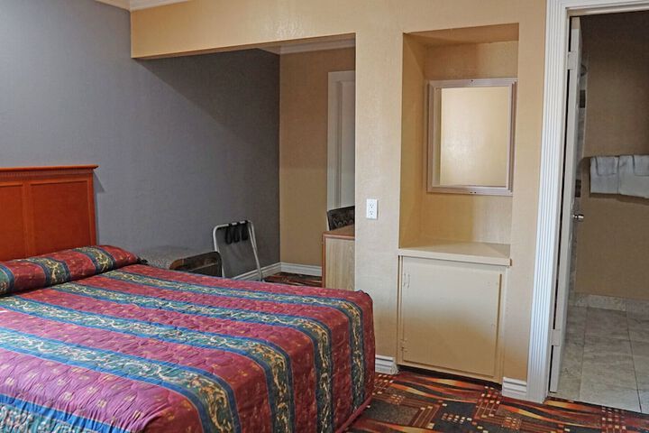 1 King Bed (5 of 10)