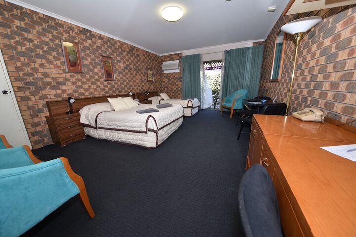 Room 6 of 75