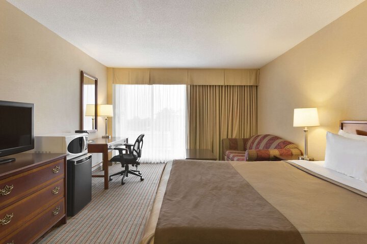 1 Queen Bed Park View (22 of 23)