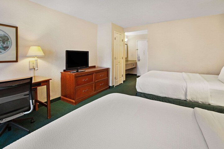 1 Double Bed Mobility Accessible (10 of 16)
