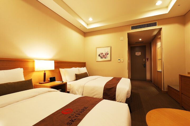 Room 10 of 32