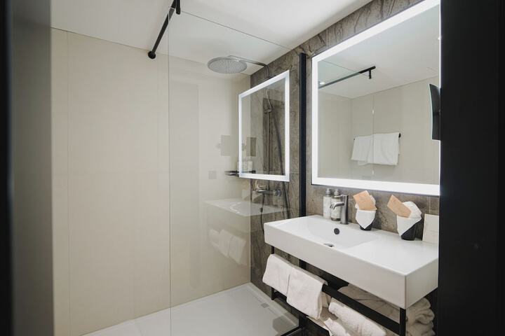 Room 13 of 20
