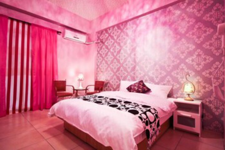 Room 8 of 16
