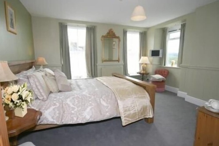 Room 4 of 8