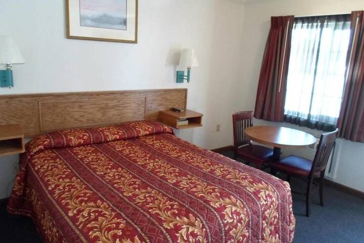 1 Queen Bed (2 of 3)