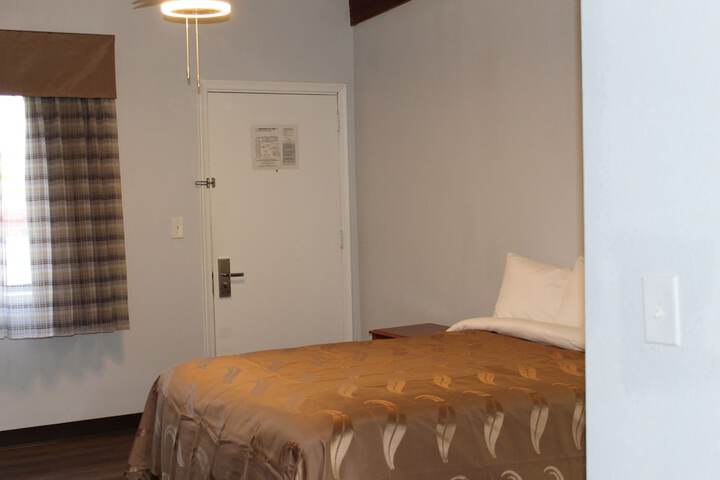 1 King Bed (21 of 42)
