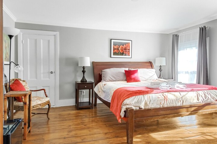 1 King Bed (1 of 16)