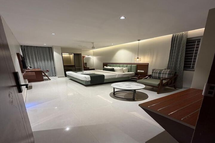 Room 10 of 16