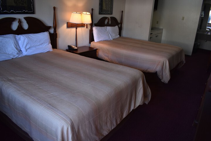 2 Queen Beds (2 of 13)