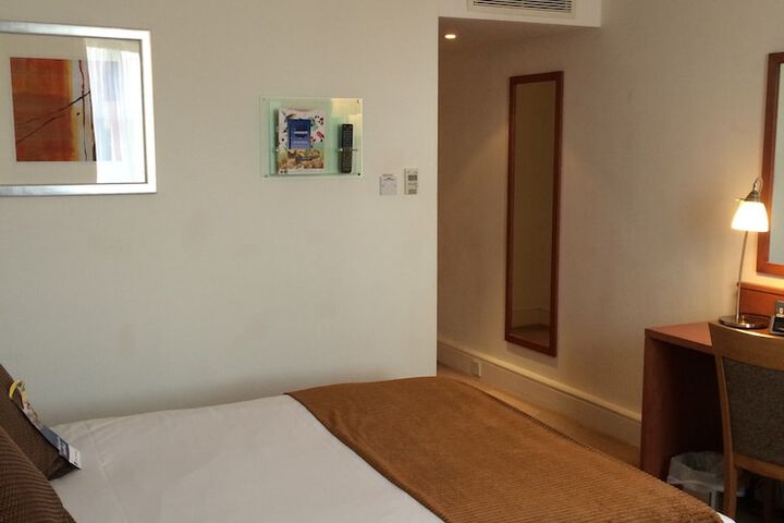 Room 5 of 40