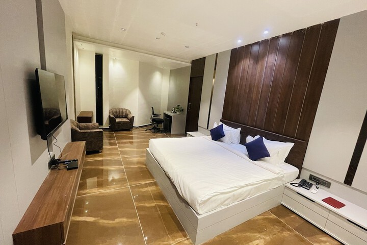 Room 6 of 34