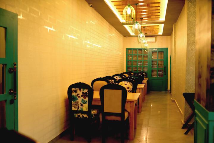 Dining 28 of 32