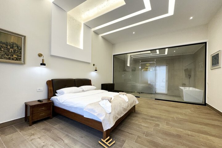 Room 6 of 121