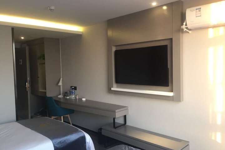 Room 4 of 33