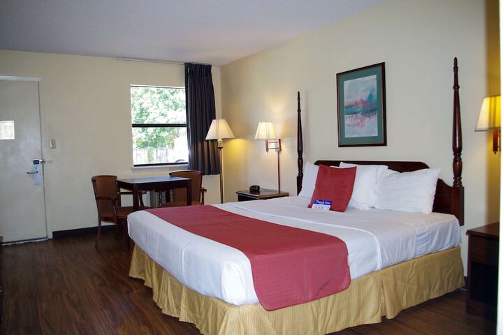 1 King Bed (1 of 7)
