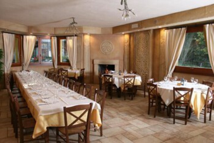 Dining 9 of 21
