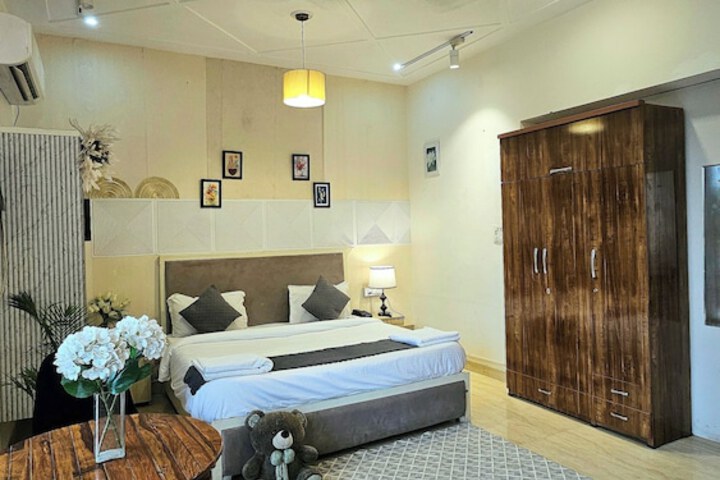 Room 12 of 21