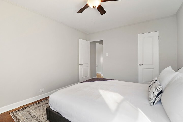 Comfy 2BR Rogers Park Apt in Sheridan in Chicago, IL