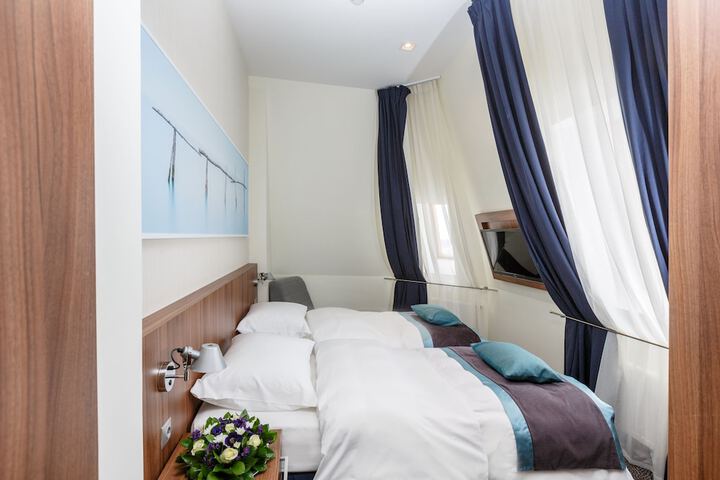 Room 7 of 275
