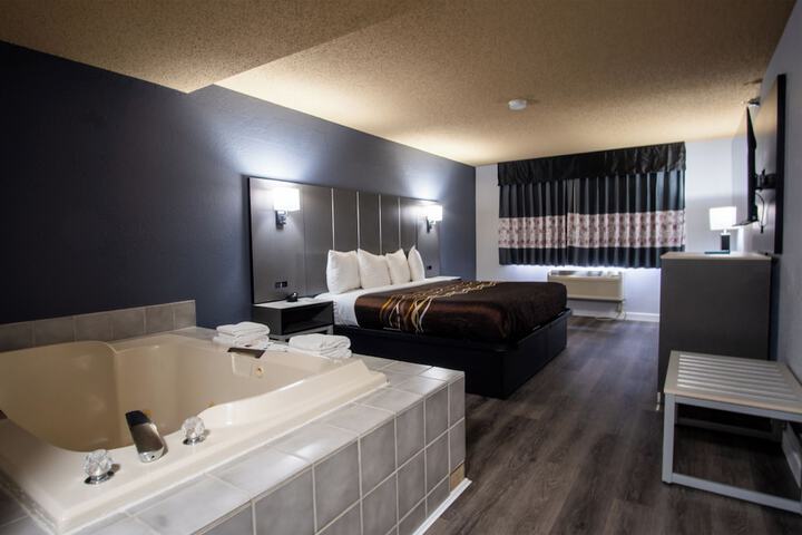 1 King Bed (4 of 15)