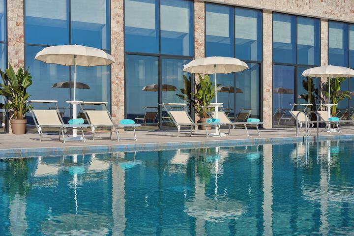 Pool 39 of 60