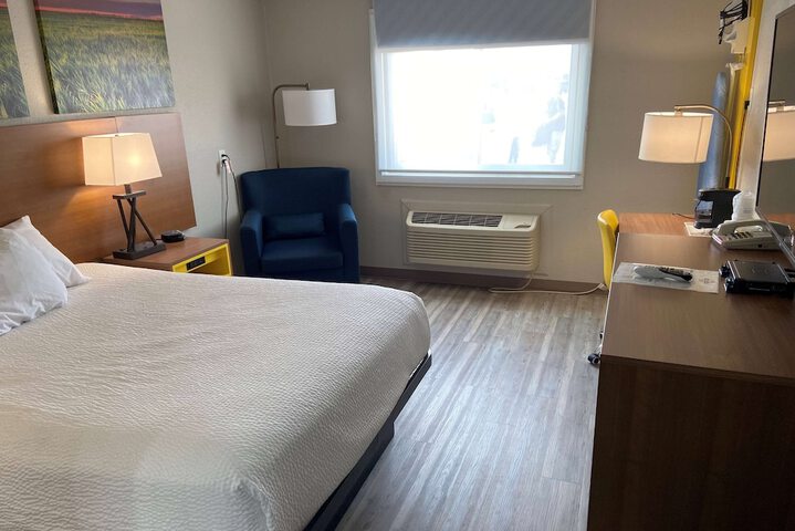 1 King Bed (5 of 6)