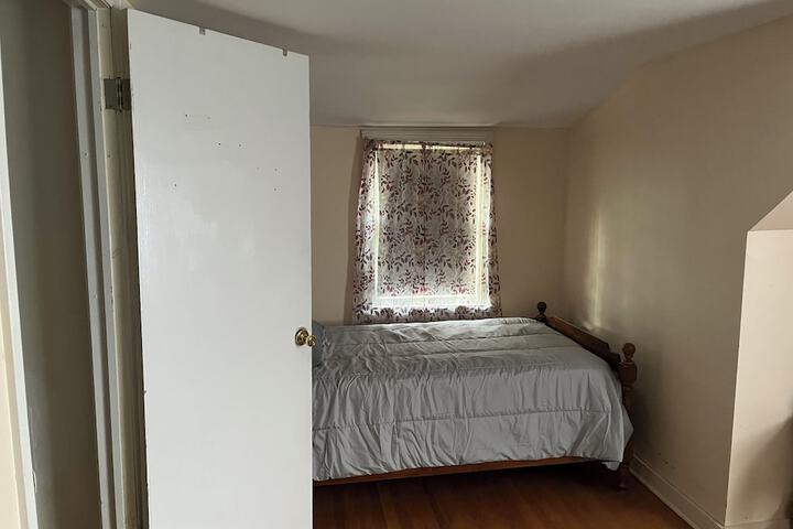 Room 4 of 18