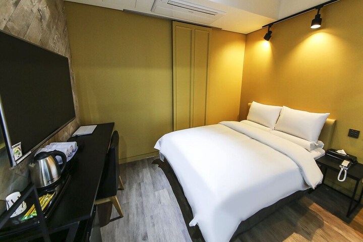 Room 9 of 35