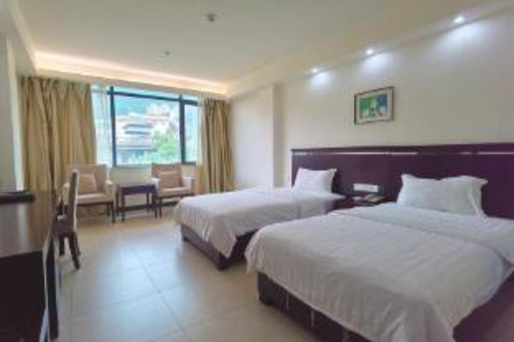 Room 6 of 8