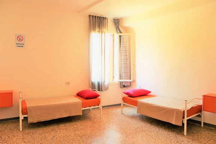Room 2 of 10