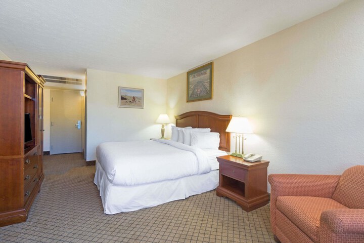1 King Bed (3 of 14)