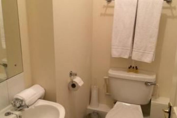 Room 4 of 25