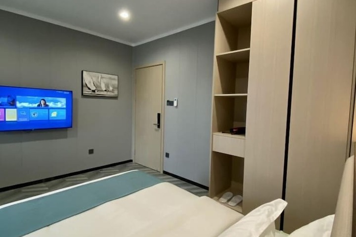 Room 4 of 16