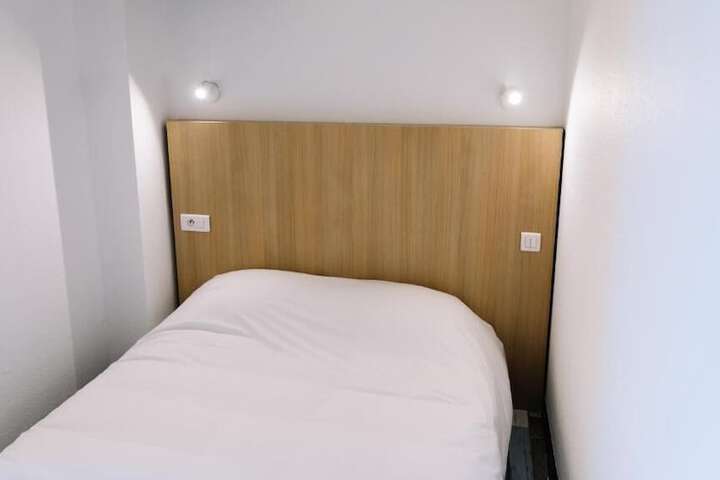 Room 4 of 18
