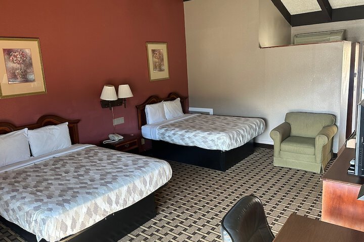 2 Queen Beds (5 of 8)