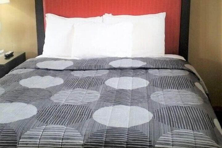1 Queen Bed (2 of 10)