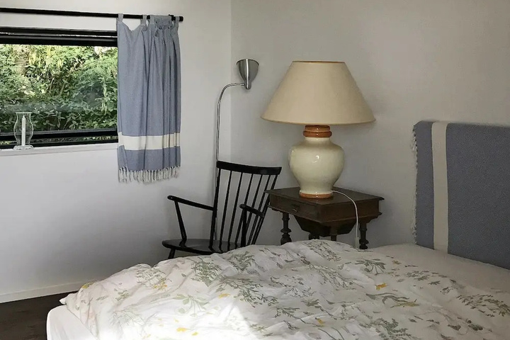 Room 2 of 10