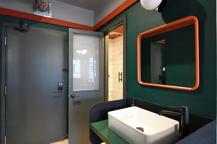 Room 33 of 40