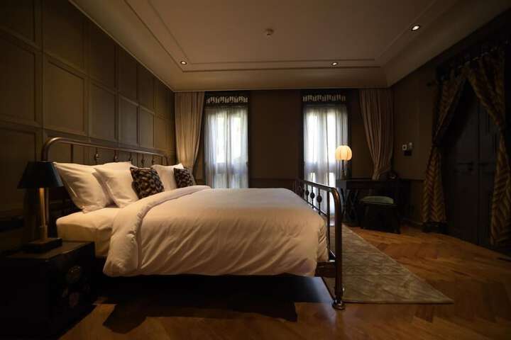 Room 9 of 30