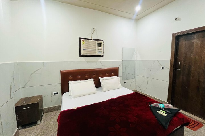 Room 10 of 14