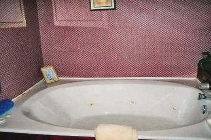 Room 8 of 19
